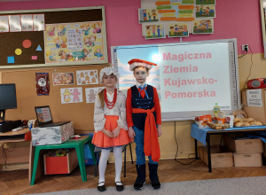 Dziewczynka i chłopiec w strojach regionalnych