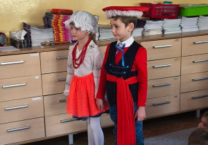 Dziewczynka i chłopiec w strojach kujawskich