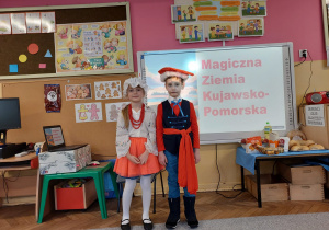 Dziewczynka i chłopiec w strojach kujawskich