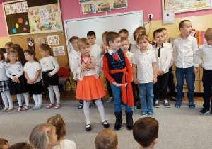 Dzieci z grupy Mrówki stoją przed dziećmi