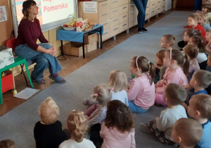 Panie pokazują dzieciom slajdy