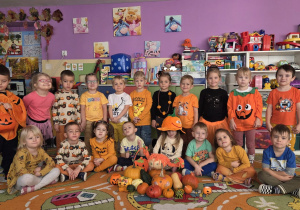 Wspólne zdjęcie dzieci w dyniowych strojach z dyniami