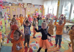 Dzieci tańczą z dyniami
