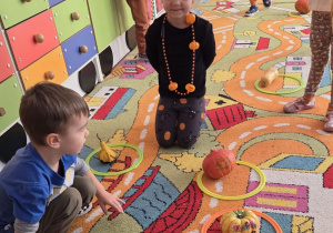 Dzieci podczas zabawy "dynie w obręczy"