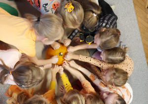 Dzieci pukają w dynię