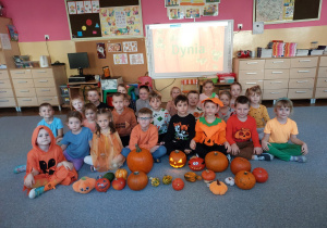 Wspólne zdjęcie dzieci z dyniami