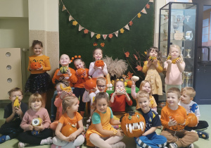 Wspólne zdjęcie dzieci z dyniami