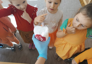 Dzieci próbują sól z opoakowania