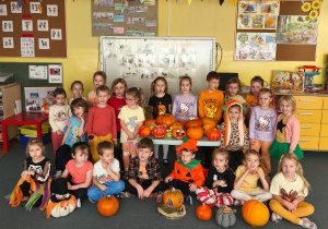 Wspólne zdjęcie dzieci z dyniami