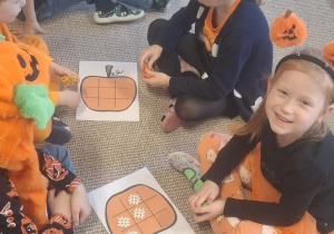 Dzieci podczas zabawy w kóło i krzyżyk