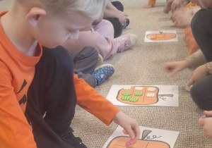 Kikoro dzieci podczas zabawy w kóło i krzyżyk