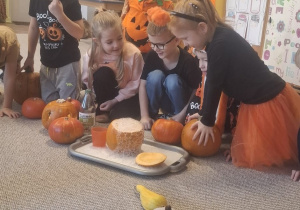 Dzieci obserują dyniowy eksperyment