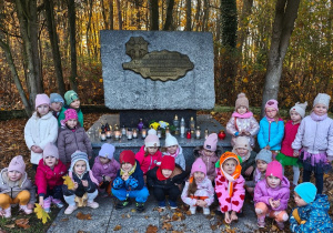 Dzieci przy pomniku