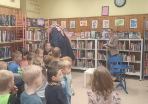 Dzieci słuchają pani bibliotekarki