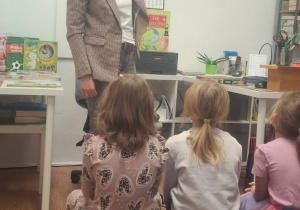 Pani bibliotekarka czyta dzieciom książkę