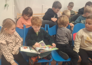 Dzieci ogladają książkę