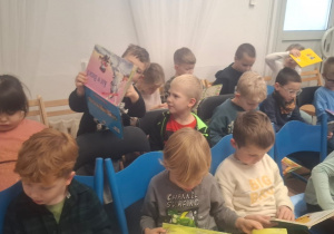 Dzieci oglądają książki