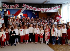 Dzieci i panie podczas śpiewania hymnu