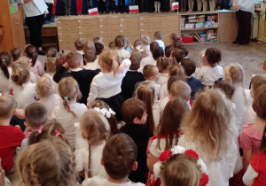 Dzieci oglądają występy grupy Ważki