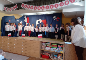 Dzieci stoja na scenie podczas występów