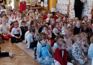 Dzieci oglądają występy