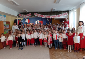 Wspólne zdjęcie wszystkich grup z paniami