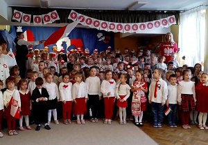 Dzieci i panie podczas śpiewania hymnu