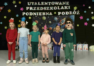 Sześcioro dzieci podczas występów