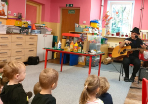 Iluzjonista gra na gitarze