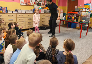 Iluzjonista podczas pokazu