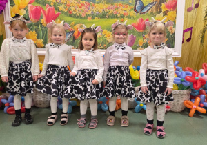 Pięć dziewczynek na scenie