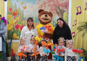 Pięć dziewczynek z panią Martą i panią Marzenką oraz Uszatkiem