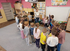 Dzieci z panią Agnieszką tworzą sieć z włóczki