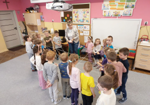 Dzieci z panią Agnieszką tworzą sieć z nici