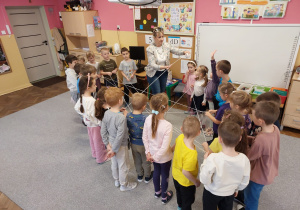 Dzieci z panią Agnieszką tworzą sieć z nici