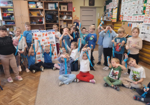 Dzieci z plakatem - Prawa Dziecka