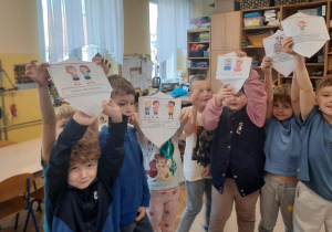 Kikoro dzieci pokazuje karty z prawami dziecka