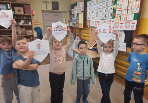 Kikoro dzieci pokazuje karty z prawami dziecka