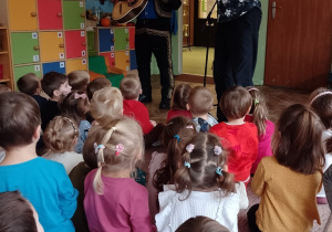 Pan Witek i Meksykanin stoją przed dziećmi