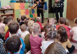 Pan Witek i Meksykanin stoją przed dziećmi