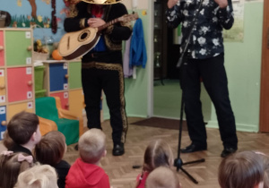 Pan Witek i Meksykanin stoją przed dziećmi