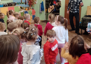 Meksykanin gra i śpiewa, a pan Witek stoi obok