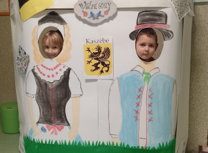 Dwoje dzieci w fotobudce ze strojami kaszubskimi