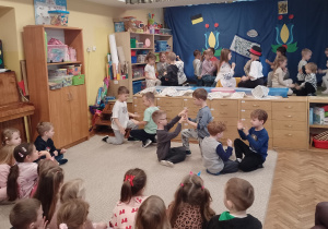 Dzieci podczas kaszubskiego tańca - Szewc