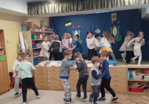 Dzieci podczas kaszubskiego tańca - Szewc