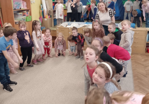 Dzieci podczas zabawy "Głowa, ramiona" w wersji kaszubskiej