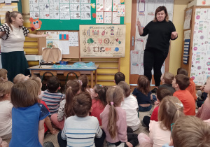 Panie - Ania i Paulina podczas śpiewania "kaszubskich nut"