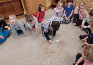 Chłopiec odkrywa obrazek podczas zabawy memory