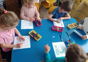 kikoro dzieci przy stoliku koloruje szablony haftów kaszubskich