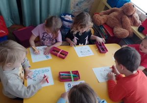 kikoro dzieci przy stoliku koloruje szablony haftów kaszubskich